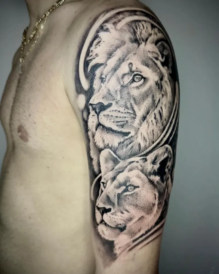 Leone e leonessa in black and grey sul braccio